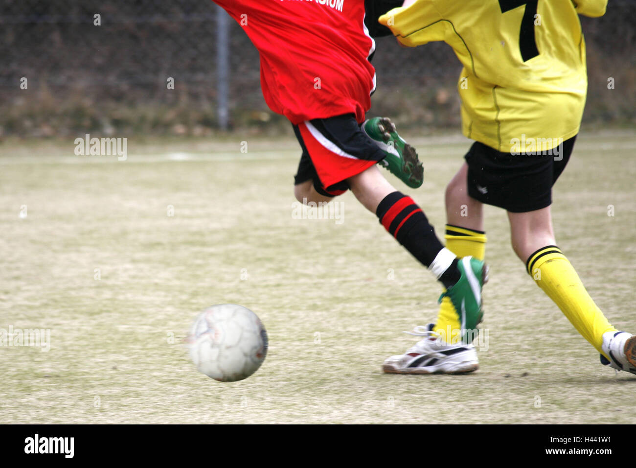 Calcio, boy, gioco scena, fallo, dettaglio schoolboy il torneo, torneo, arte turf, difesa, fallo, giocare a sfere, scolaro, adolescente, boy, maglie, rosso, giallo, avversario, piedi, sport, hobby, promettente calciatore, promettente sportivo, Foto Stock