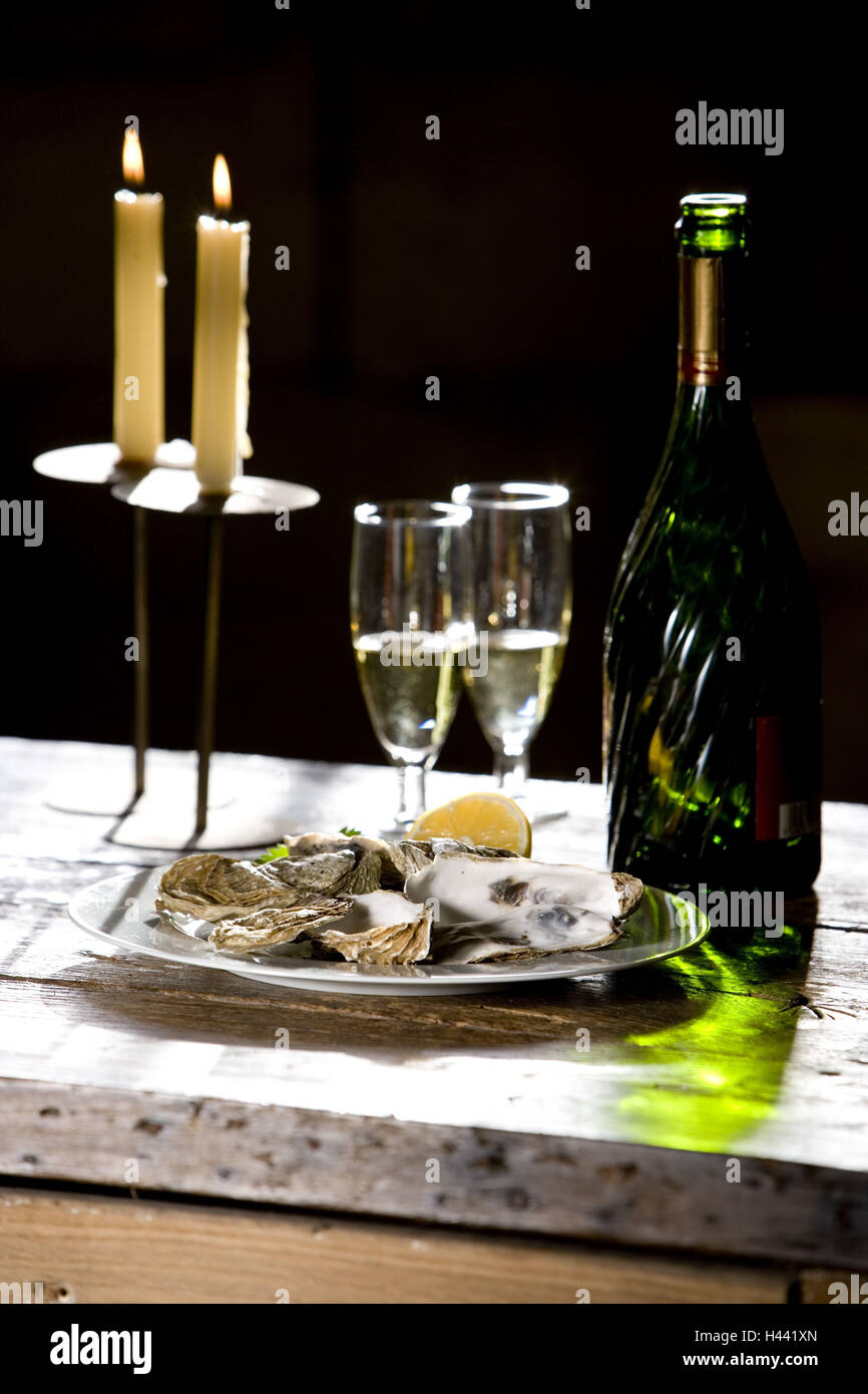 Tabella, piastra di argento, ostriche, champagne, a lume di candela, still life, dettaglio Foto Stock