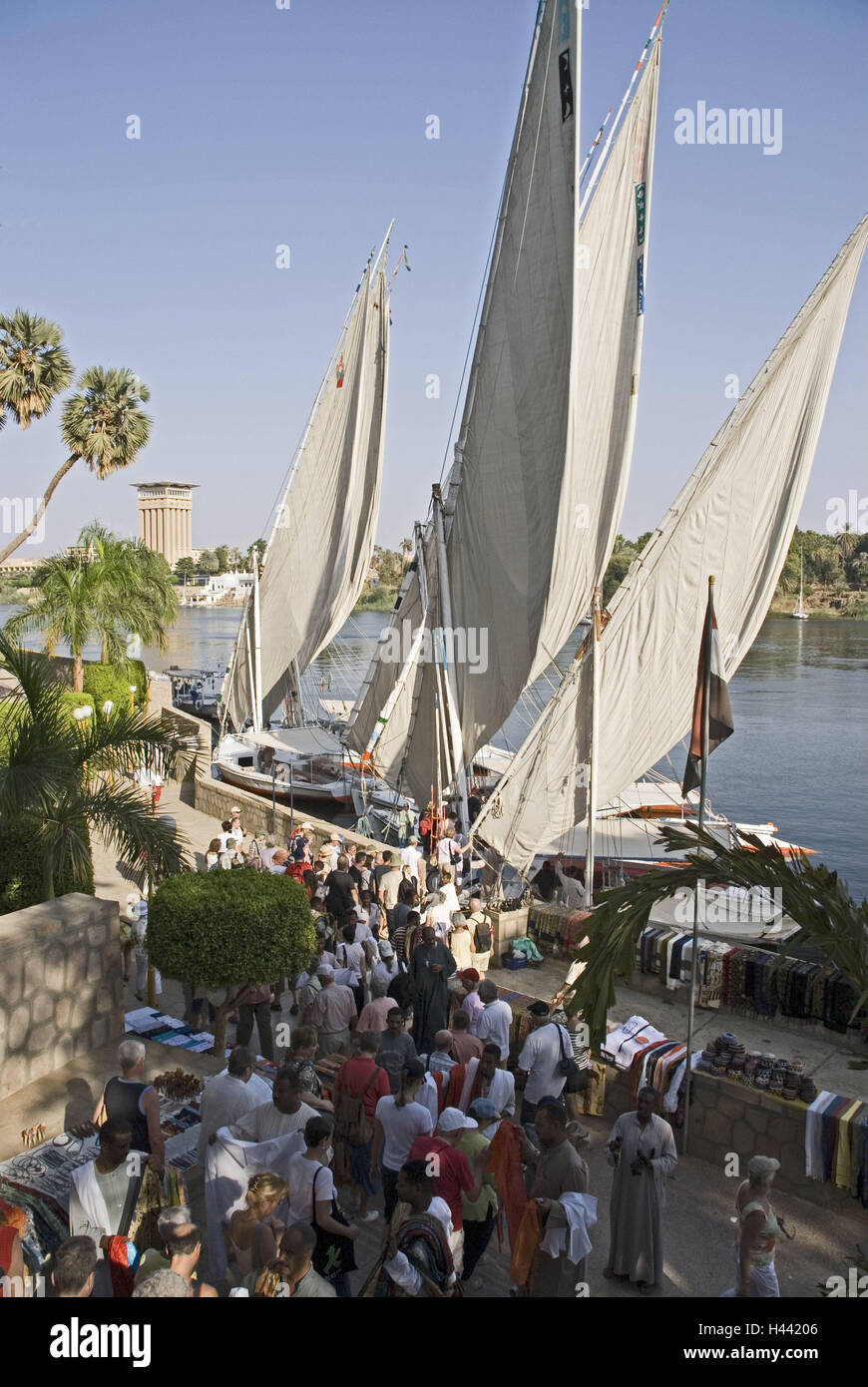 Egitto, Aswan, il Nilo, Isola Elefantina, imbarcadero, Feluken, turistico, Africa, Alto Egitto, fiume, navi, viaggi, vacanze, turismo, destinazione destinazione di vacanza, la navigazione, le navi a vela, vele, stivali, barche a vela, tradizionalmente, isola, Nilo isola Elefantina, porto, persona, la folla di persone, il turismo di massa, Foto Stock