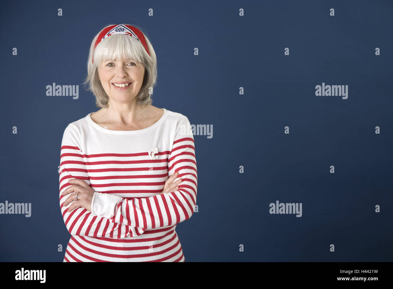 Senior, corso, youthfully, fascia per capelli, pullover, rosso-bianco, sorriso, metà ritratto, Best-Age, donna, cittadini anziani, 60 +, grey-haired, T-shirt, toccato, pieghe, felice, apertamente, trasmissione, naturalezza, studio, Foto Stock