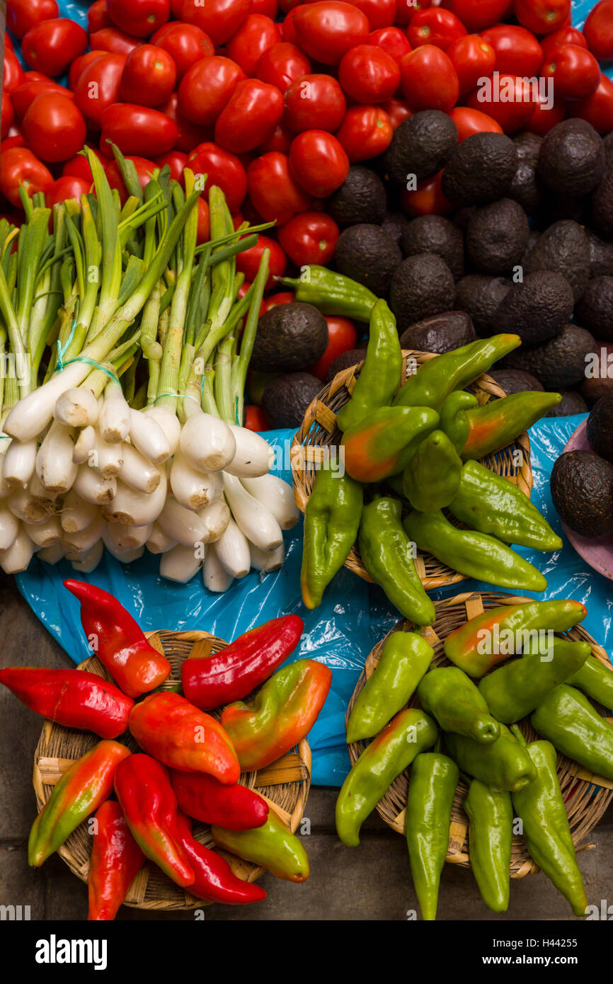 Jalape-o peperoni, avocado, pomodoro e cipollotti - tutto ciò di cui avete bisogno per il guacamole presso il mercato domenicale di Tlacolula de Matamoros, Messico. La strada regionale mercato richiama migliaia di venditori e acquirenti da tutto il Valles Centrales de Oaxaca. Foto Stock