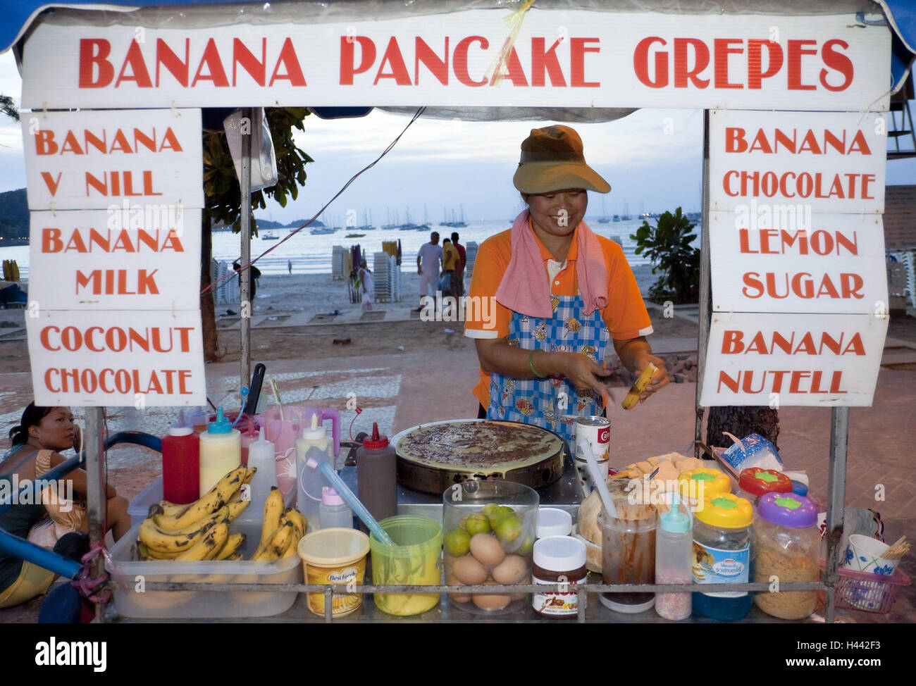 Thailandia, isola di Phuket, Patong, spiaggia, snack, segni, donna, nessun modello di rilascio, Rnon è possibile arenarsi, bar, snack stallo, in Asia, esterno, sud-est asiatico, destinazione, turismo, pancake, offrono, atipica, radiosa, rosso luminoso, frutti, crepes, frittelle, locali Tha Foto Stock