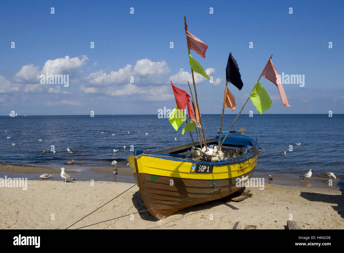 Piccolo gommone da pesca in acque agitate, sullo sfondo di foreste e  colline aspre Foto stock - Alamy