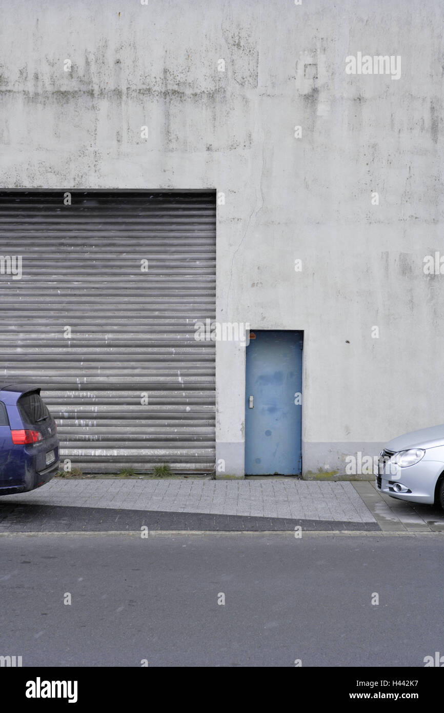 Magazzino, automobili, parcheggiato, nessuno, Germania, Brema, Porto, Zona Industriale, porto Building, edificio di fabbrica, factory, fuori dalle intemperie, uscita, mura difensive, muro di cemento, muro di cemento, parete, grigio, sportello chiuso, veicolo, autovetture, alpha Foto Stock
