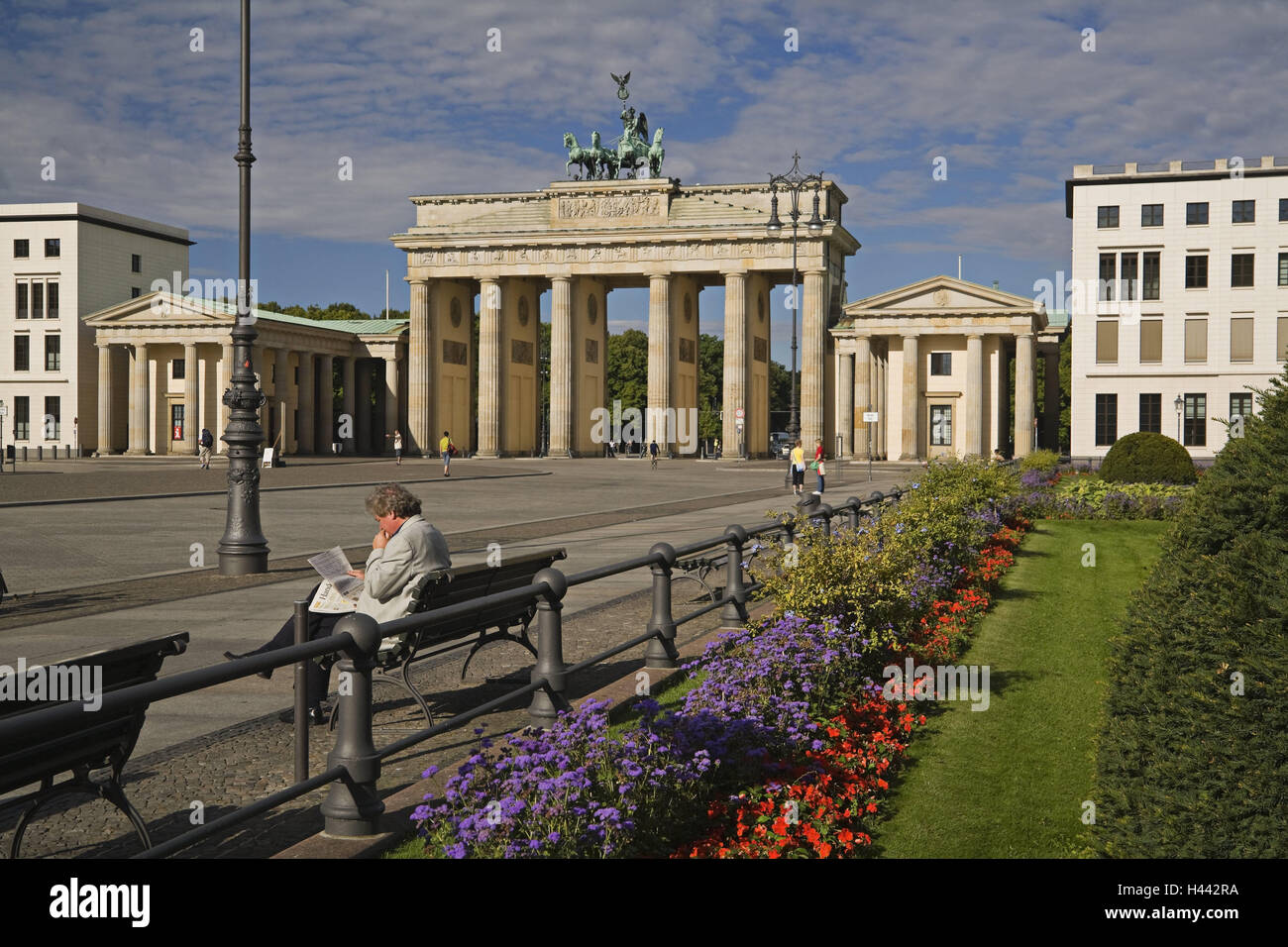 Germania, Berlino, Parigi spazio, la Porta di Brandeburgo, passante, parco-banco, uomo, sedersi, nessun modello di rilascio, Europa, capitale, città Berlino centro, landmark, luogo di interesse obiettivo la costruzione, turismo, persona, pedonale turistica, estate, all'esterno, fiori, ar Foto Stock