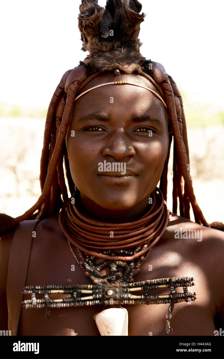 La Namibia, Damaraland, tribù Himba, donna, ritratto, nessun modello di rilascio, Africa, persona, locali, la gente, la cultura, nomade, antica popolazione, di carnagione scura, esterno, Himbafrau, collo gioielli, copricapo, tradizionalmente, peli, LOAM, Foto Stock