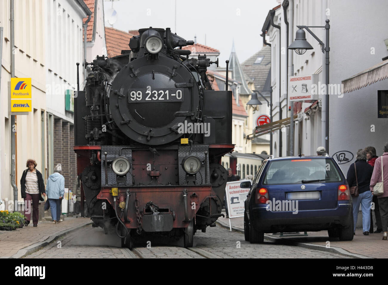Treno di riso, bagno bagno Doberan-Baltic molla di raffreddamento, locomotiva a vapore, case di città, principale attraverso la strada, treno, veicolo, Street, Foto Stock