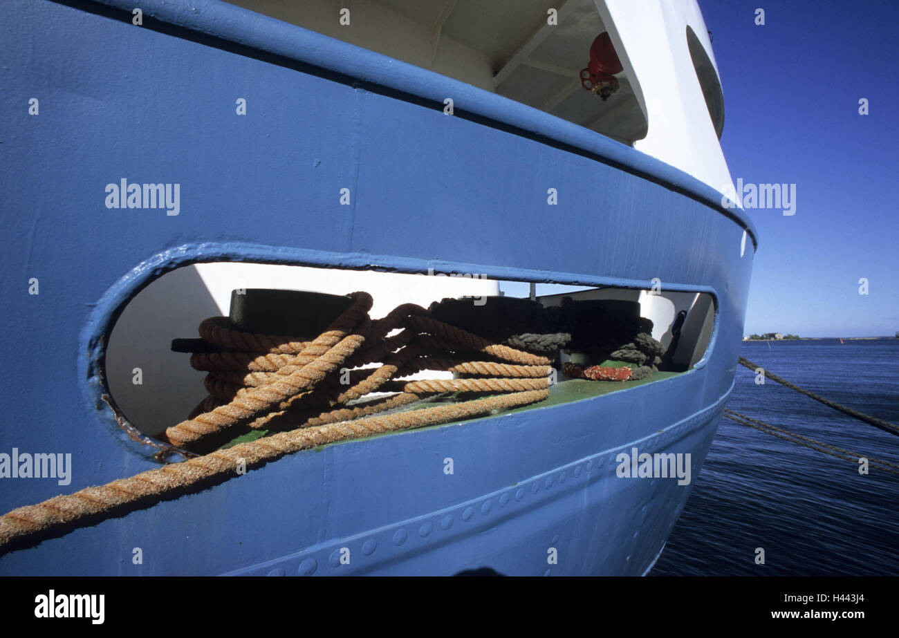 Freighter, posteriore, dettaglio freighter, porto, Navigazione, Hull, navigazione, nave, corpo, corda, biancheria, corda, corda, sicurezza, solidamente, nodi Luca, blu mare, acqua, acciaio, medium close-up, il Mar Baltico, Svezia, Karlskrona, Foto Stock