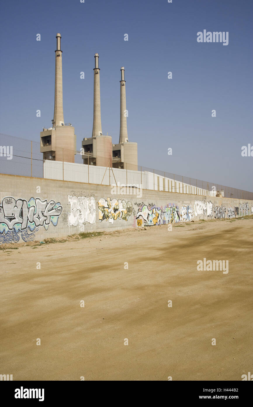 Edificio di fabbrica, camini, parete, graffiti, Sant Adrià de Besòs, Barcellona, Spagna Foto Stock