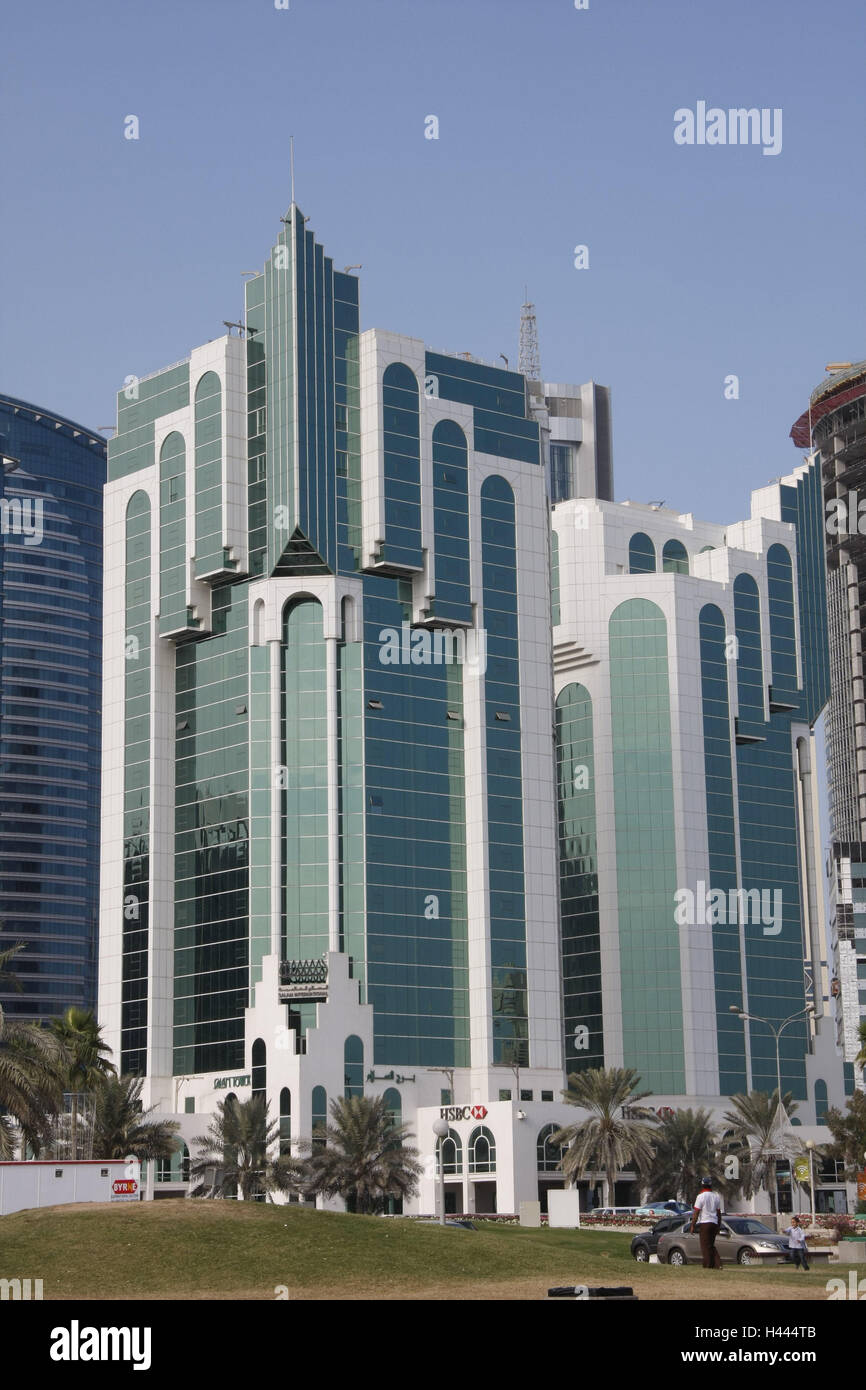 Il Qatar Doha, alta sorge, HSBC, banche, Qatar, architettura, costruzione, banca, vetro anteriore, facciata, palme, Corniche, Foto Stock