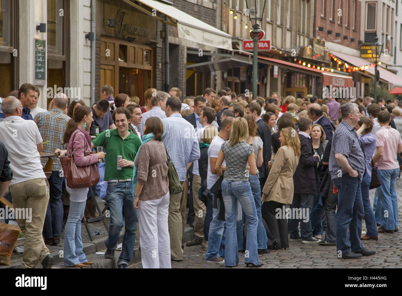 Barre di birra nel Ratinger Street, Città Vecchia, Dusseldorf, Renania settentrionale-Vestfalia, Germania, Foto Stock