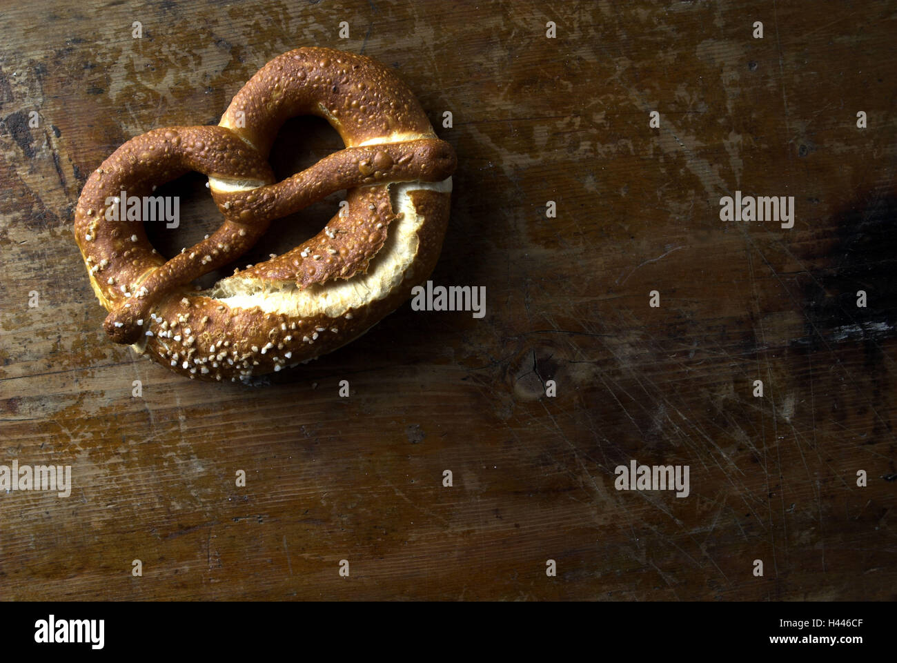 Lye pretzel sulla tavola di legno, Foto Stock