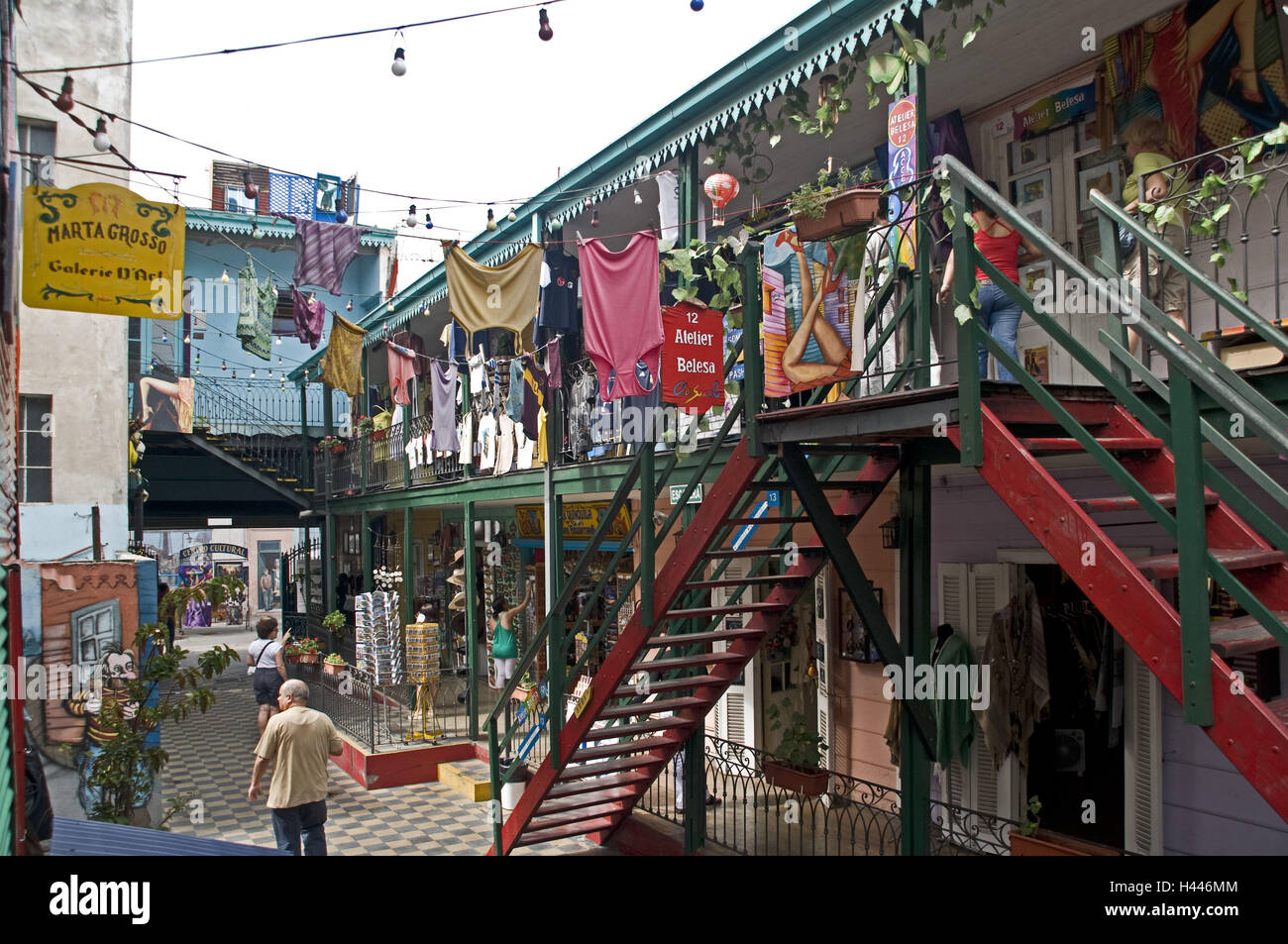 Argentina, Buenos Aires, La Boca, artista sobborgo, case colorate, cortile interno, negozi, Foto Stock