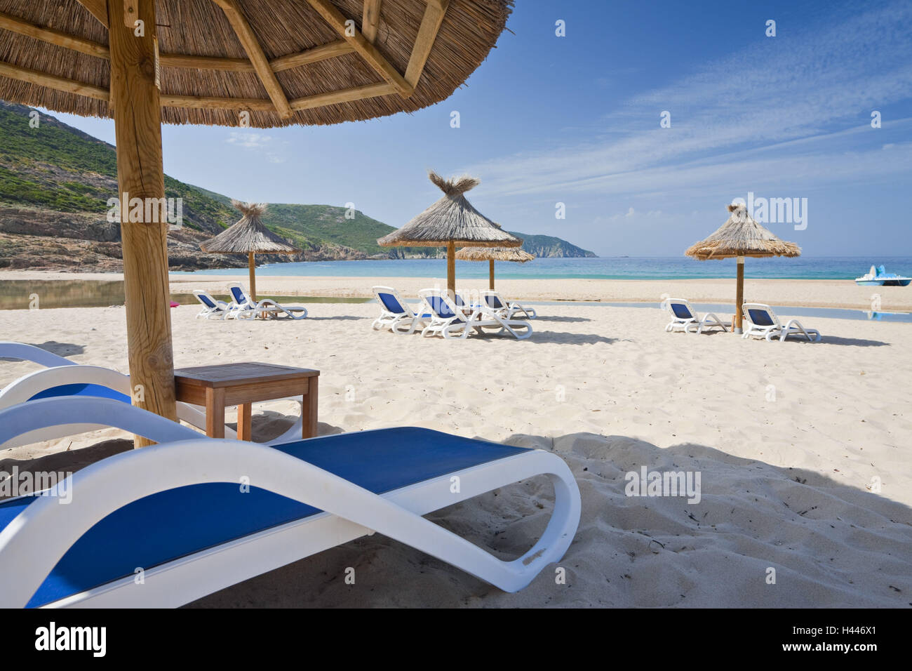 Francia, Corsica, spiaggia, Capu Rossu, parassiti d'Arone, sedie a sdraio, schermi, Foto Stock