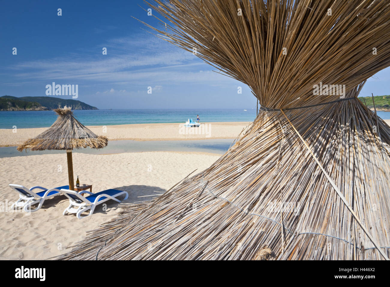 Francia, Corsica, spiaggia, Capu Rossu, Plage d'Arone, sedie a sdraio, ombrelloni Foto Stock