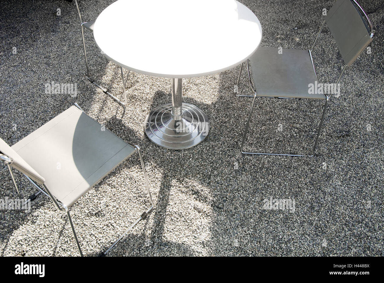 Tavolo da giardino, sedie, ghiaia, Foto Stock