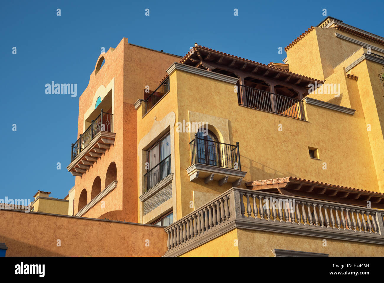 ADEJE, Spagna - 29 febbraio: vista panoramica della facciata di hotel Europe Villa Cortes resort sulla luglio 29, 2016 a Las Americas. Foto Stock