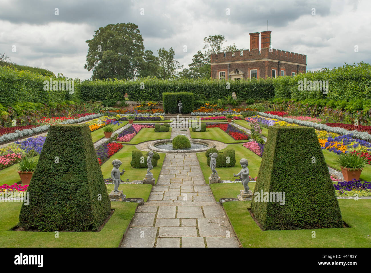 Giardino con piscina, Hampton Court Palace, Richmond, Londra, Inghilterra Foto Stock