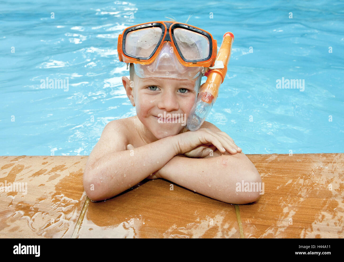 Thailandia, isola di Phuket, margine di piscina, boy, subacqueo occhiali, ritratto, Foto Stock