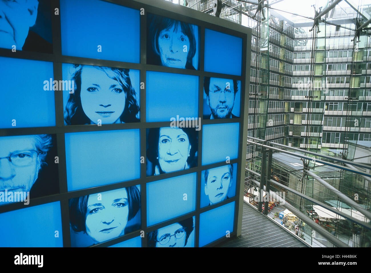 Germania Berlino, Sony center film house, interior shot, per monitorare, ritratti, edificio, film museum, icona, cinema, intrattenimento, tempo libero, museo, cultura, storia, all'interno, architettura moderna e deserte, blu, Foto Stock