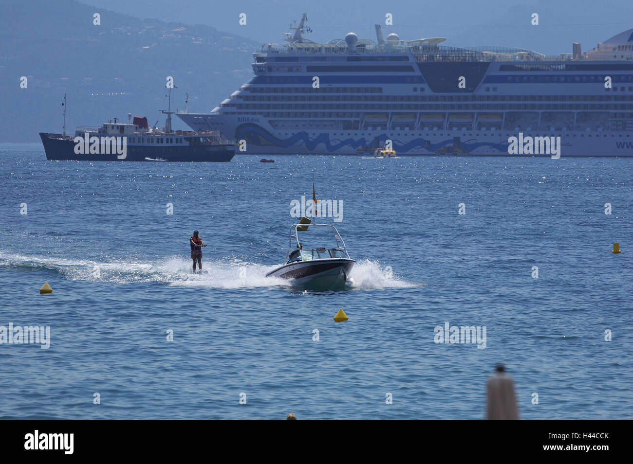 Francia - Cote d'Azur, Cannes, boat, sci d'acqua driver, la nave di crociera, dettaglio Foto Stock
