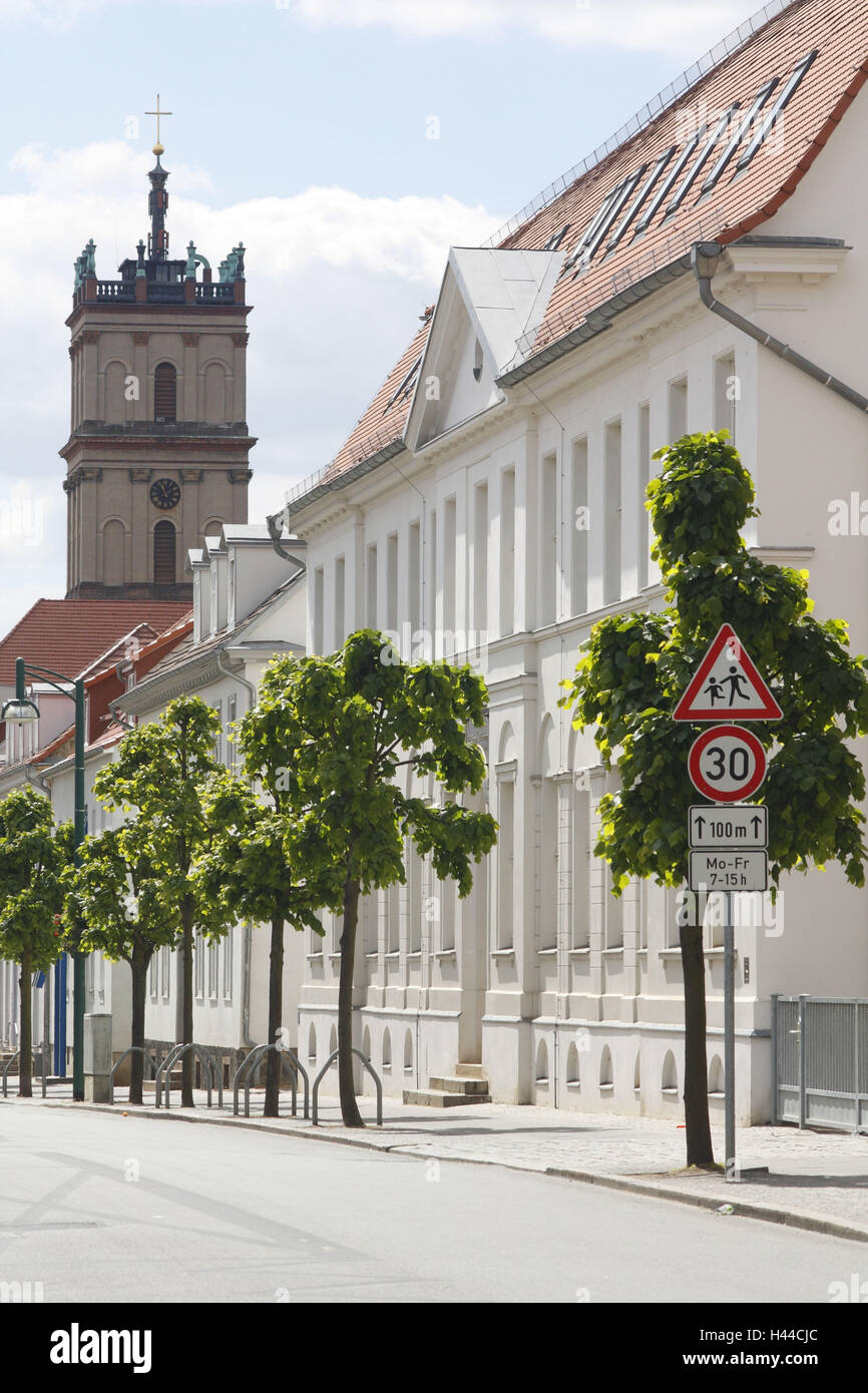 Germania, Meclemburgo-Pomerania occidentale, Neustrelitz, Glambecker street, chiesa del paese, dettaglio, Heinrich Schliemann di alta scuola Foto Stock
