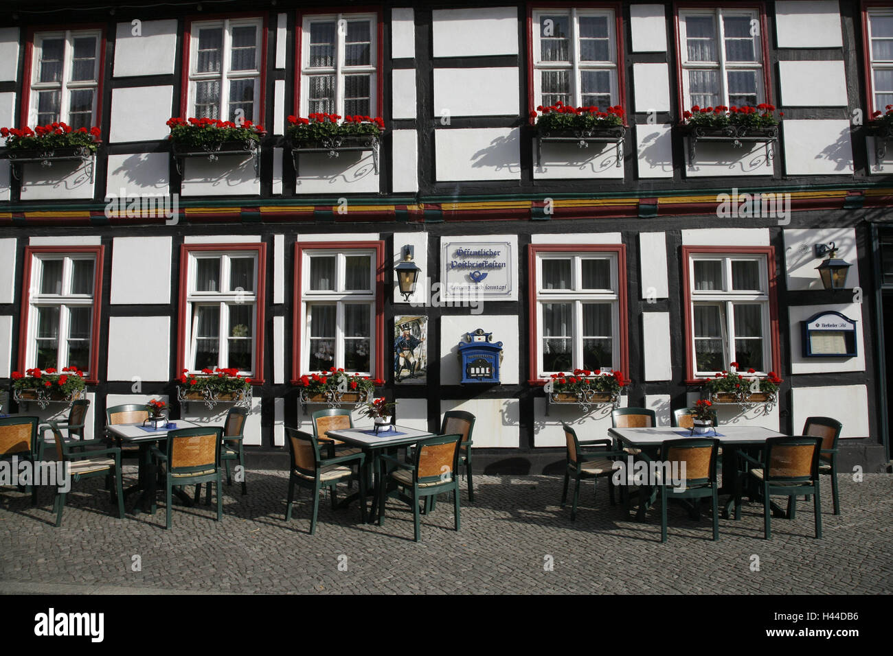 Germania, Sassonia-Anhalt, Tangermünde, ristorante, street cafe, città anseatica, città, centro città, case, palazzi, architettura, a struttura mista in legno e muratura, tavoli, sedie, nessuno, a struttura mista in legno e muratura architettura, luogo di interesse, destinazione, turismo, Foto Stock