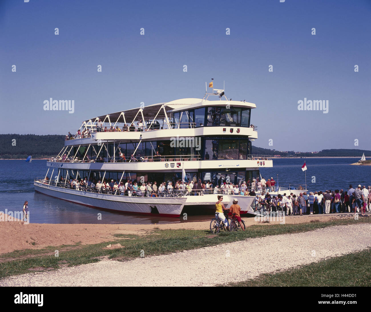 Germania, Franconia, campo Plein, mountain arieti, bromo brook lago, pontile, vacanza nave, Baviera, Franconia centrale, lago, pier, mountain arieti, passeggero trimarano, navigazione, vacanze, ferie, riposo, Foto Stock