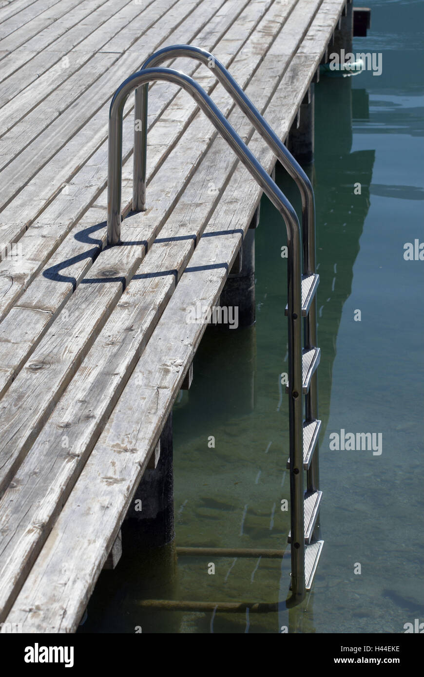 Il lago di acqua, pontile in legno, la scala di metallo, shadow, riflessione, Foto Stock