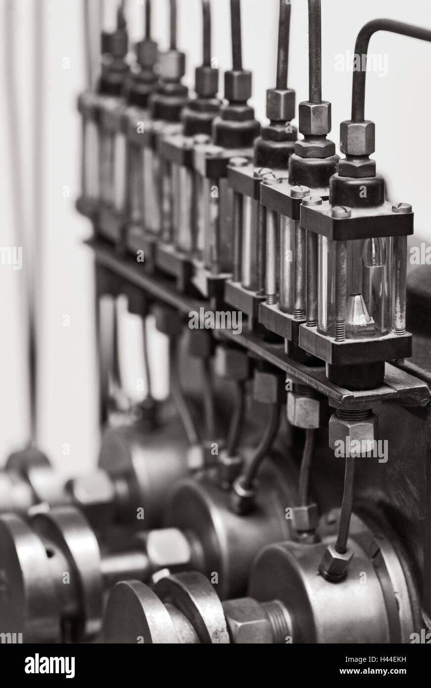Macchina, albero a gomiti, dettaglio, serbatoio olio, bottiglie in vetro, circuiti, tubazioni olio, b/w, , Foto Stock