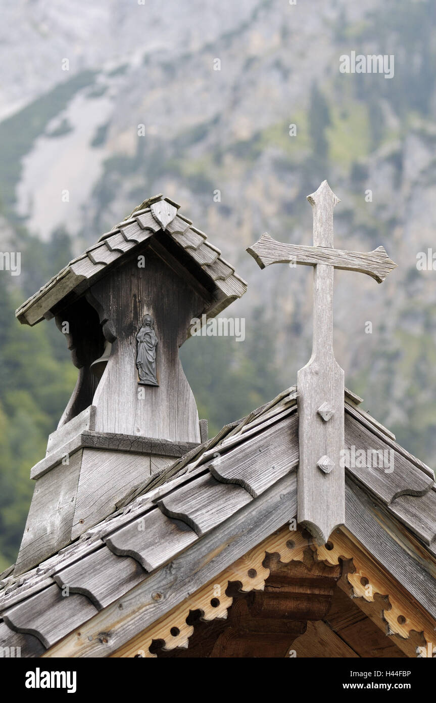 Croce di legno, camino, tetto, le assicelle di legno, una cappella, un paesaggio di montagna, Austria, Tirolo, Karwendel, Risstal, Eng, Foto Stock