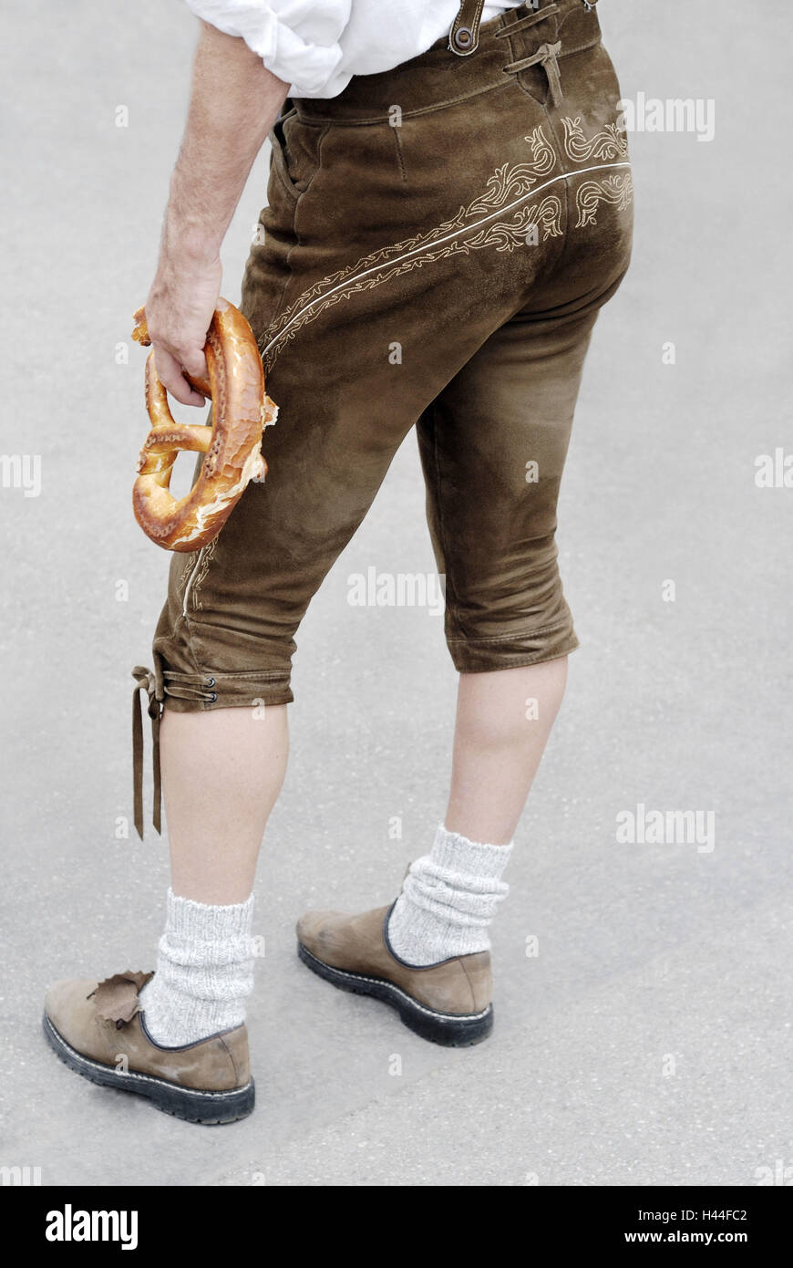 L'uomo, inferiore, glutei, lederhosen, pretzel, gambe, vitelli, Haferlschuhe, abito tradizionale, dettaglio Oktoberfest Monaco di Baviera, Germania Foto Stock