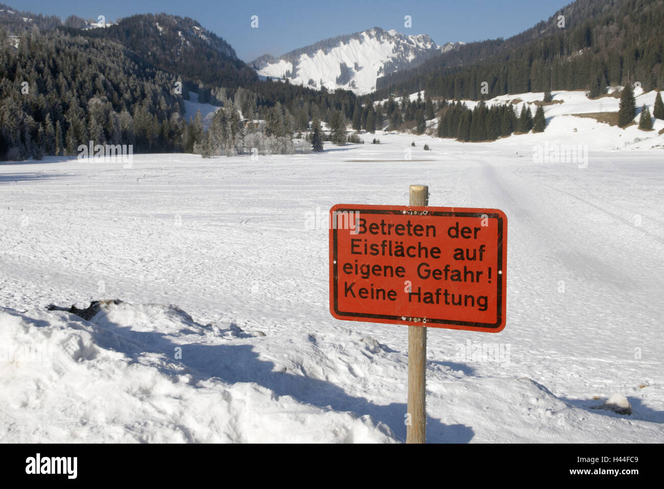 Segno, superficie della neve, alberi, montagne, cieli, bianco, rosso, in Germania, in Baviera, Spitzingsee, Spitzing, Foto Stock