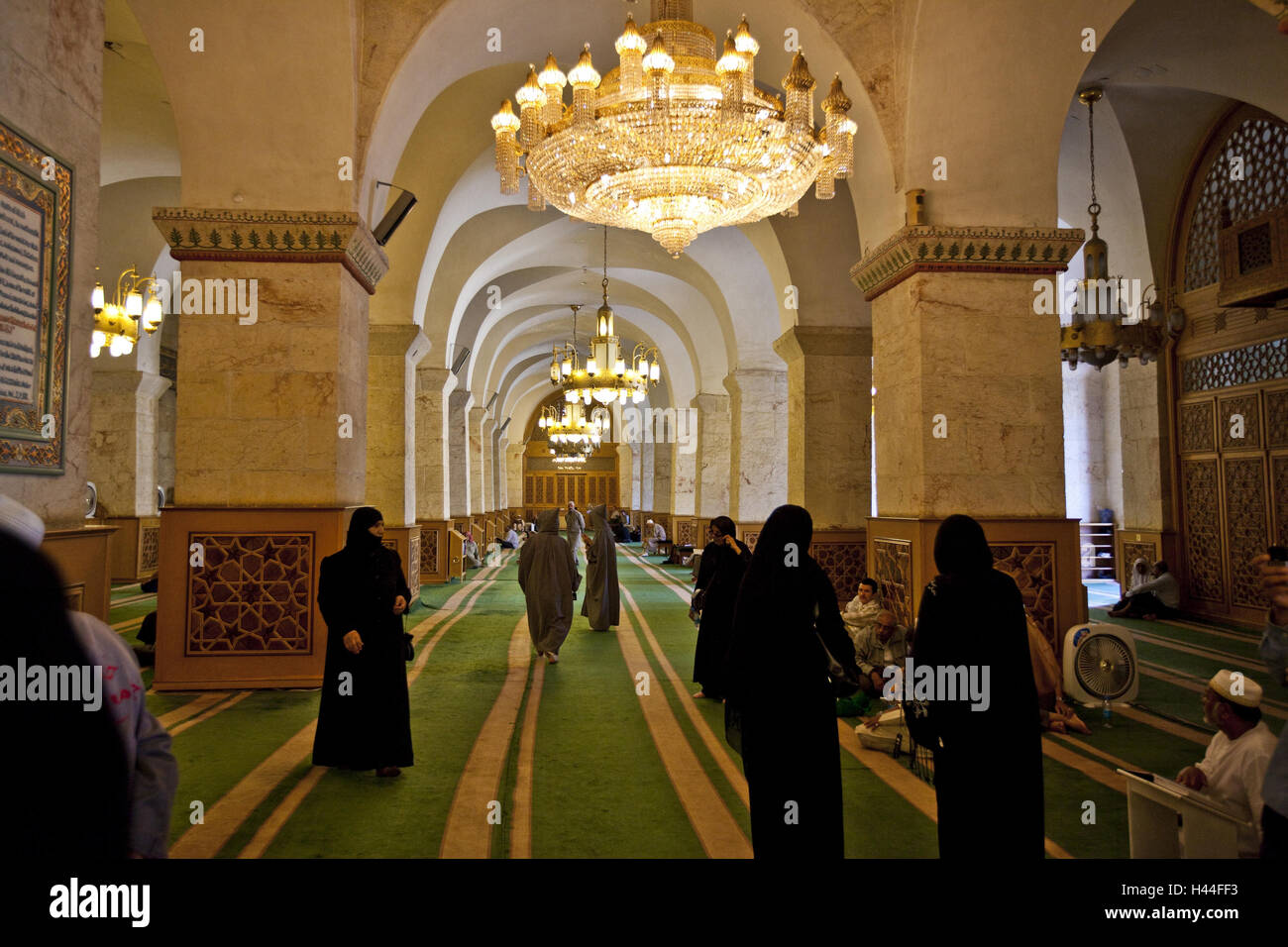Siria, Aleppo, Al-Dschami' al-Kabir, Omayyaden moschea, sala da preghiera, credenti, Foto Stock