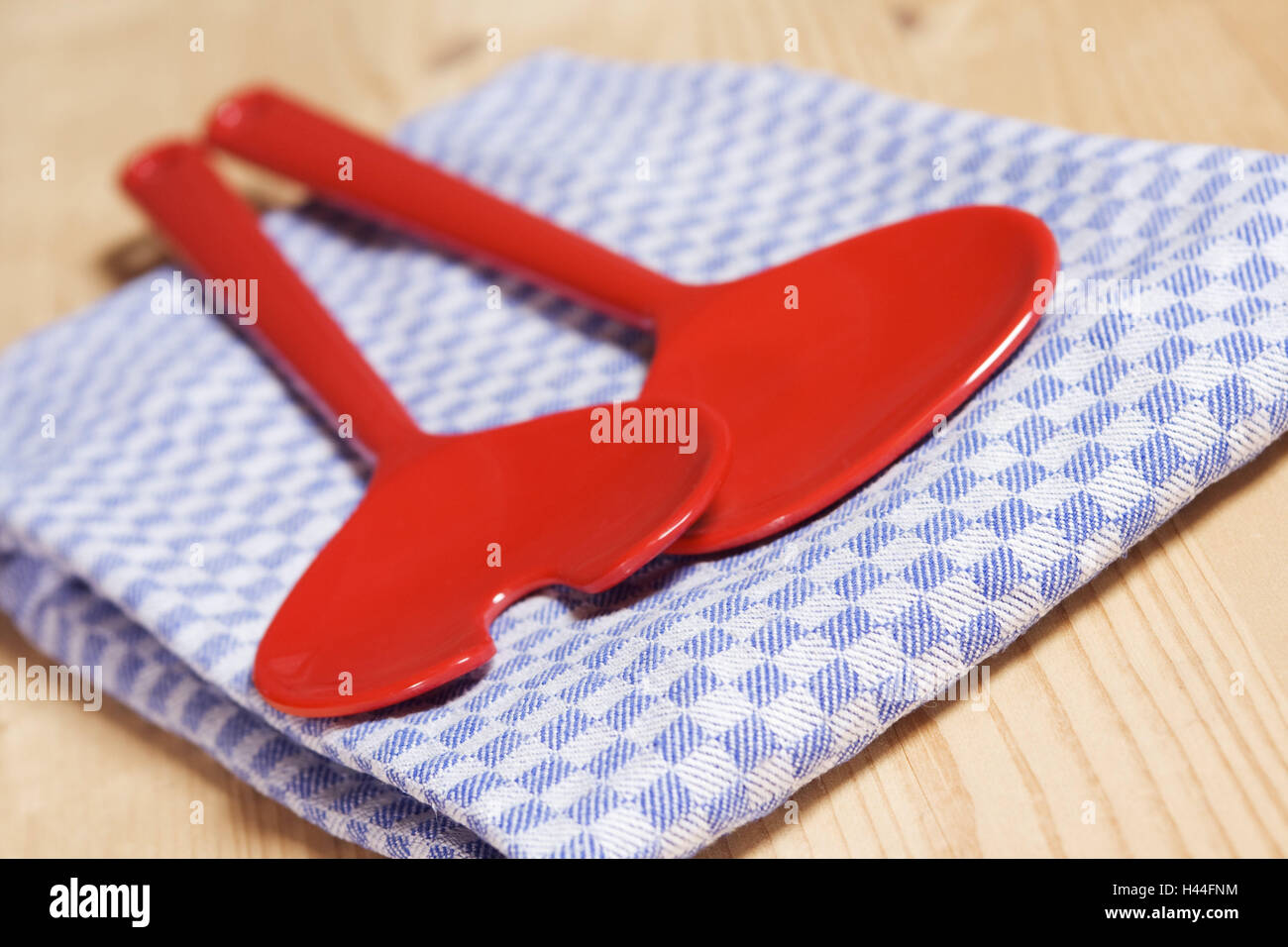 Canovaccio, insalata server, red, cucina, strumenti, strumenti di plastica, tavolo in legno, utensili per cucinare, domestico, la fotografia del prodotto, Foto Stock