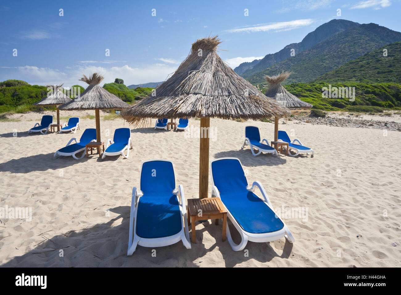 Francia, Corsica, spiaggia, Capu Rossu, parassiti d'Arone, sedie a sdraio, schermi, Foto Stock