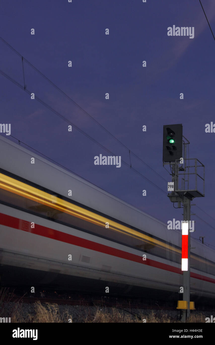 Linea ferroviaria, ghiaccio, un segnale luminoso, crepuscolo, Foto Stock