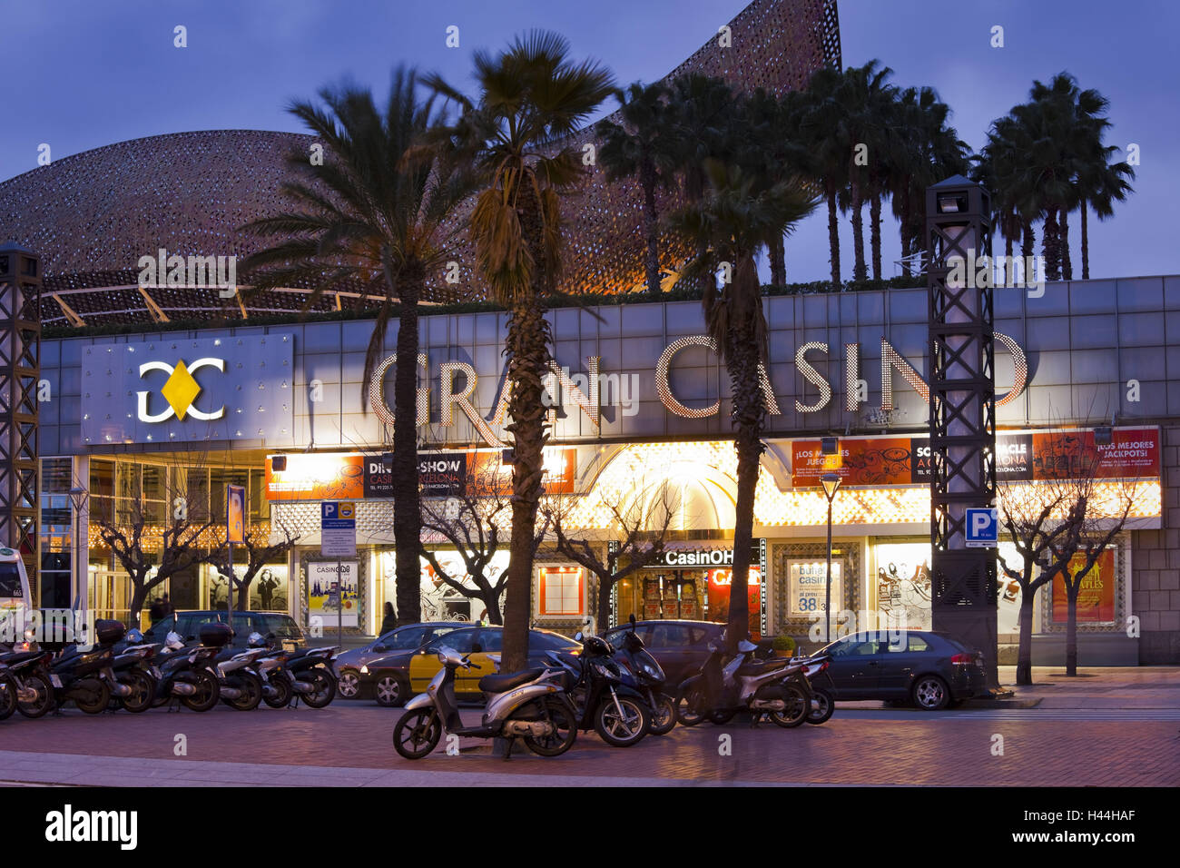 In Spagna, in Catalogna, Barcellona, Porto Olimpico, casinò, illuminazione, sera, Foto Stock