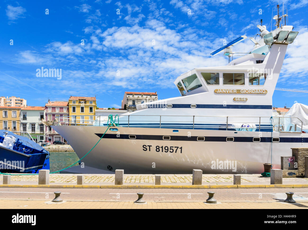 Commerciale e grande barca da pesca ormeggiate lungo il Canal Royal a Sète Hérault, Francia Foto Stock