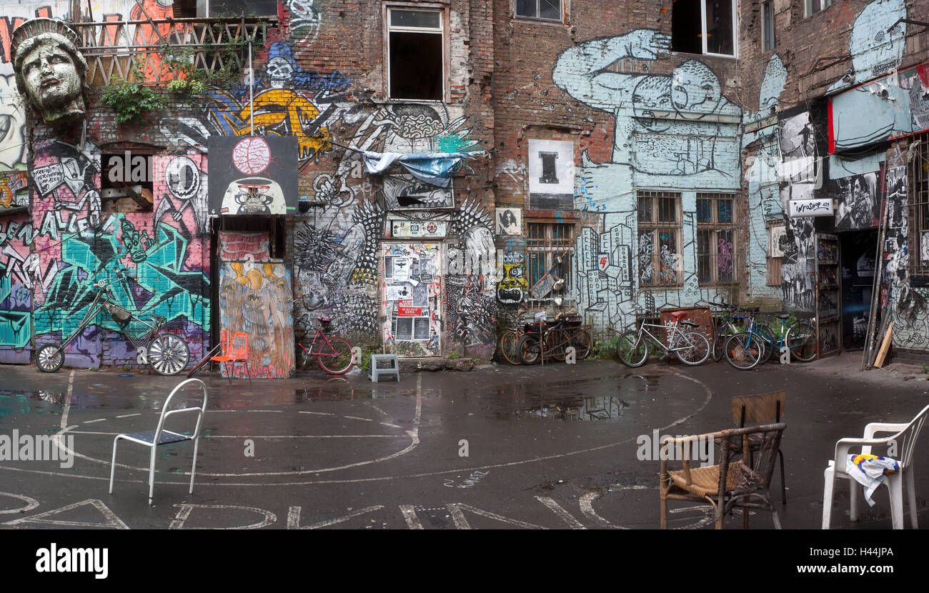 Germania Berlino, backyard, graffiti, vecchio edificio, casa, edificio dilapidatedly, Arte di strada, pitture murali, luminosamente vuoti, scadono, sedie, Foto Stock