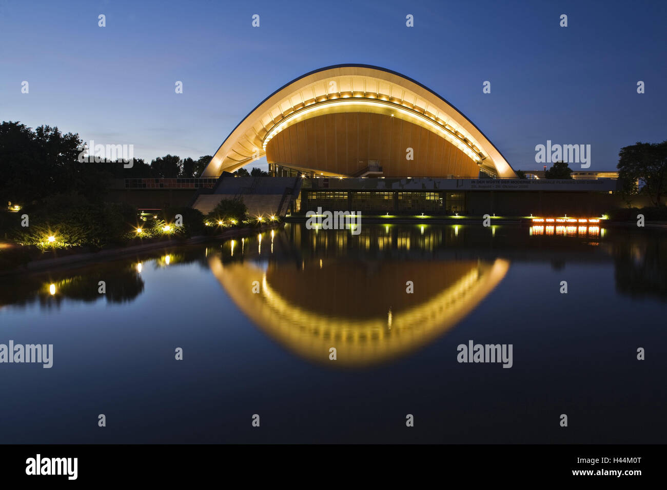 Germania Berlino, casa delle culture del mondo, illuminazione, sera, l'Europa, la città capitale, architettura, costruzione, arte, mostre, notte, acqua, mirroring, superficie di acqua, prua, architettura, luogo di interesse Foto Stock