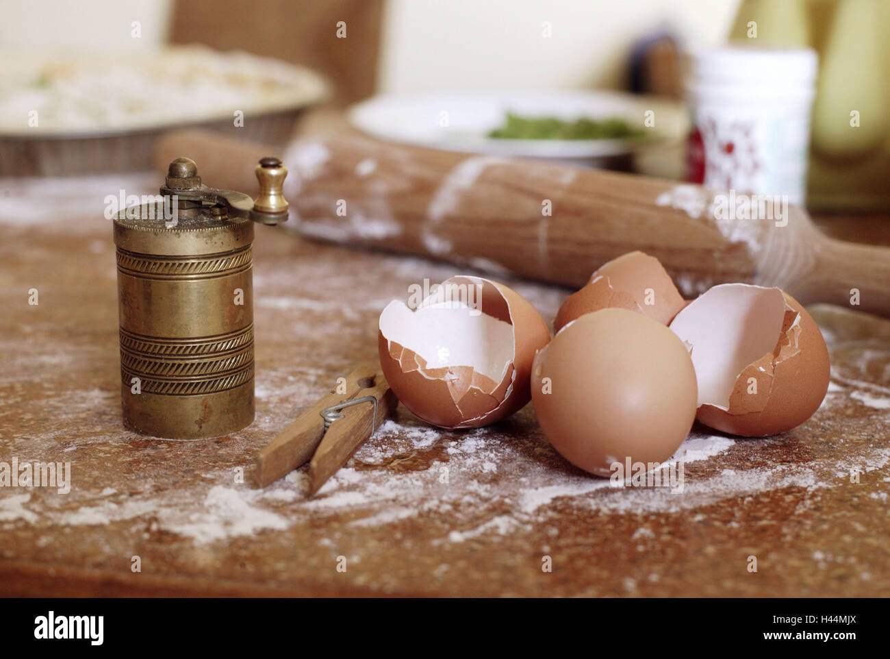 Gusci vuoti sul tavolo da cucina, mulino, mattarello molletta da bucato,  dettaglio Foto stock - Alamy