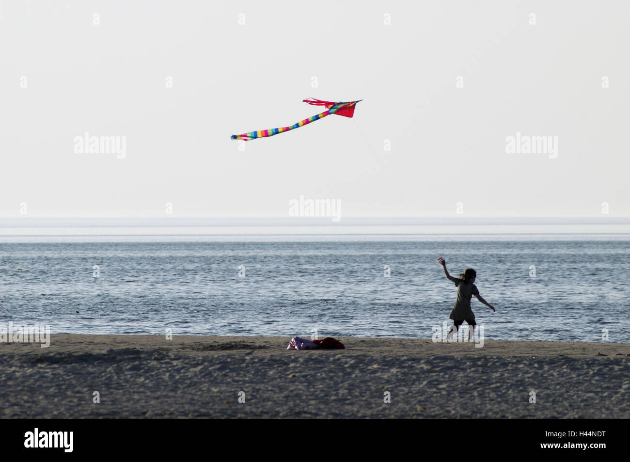 Spiaggia, bambino, kite, eseguire nessun modello di rilascio, Foto Stock