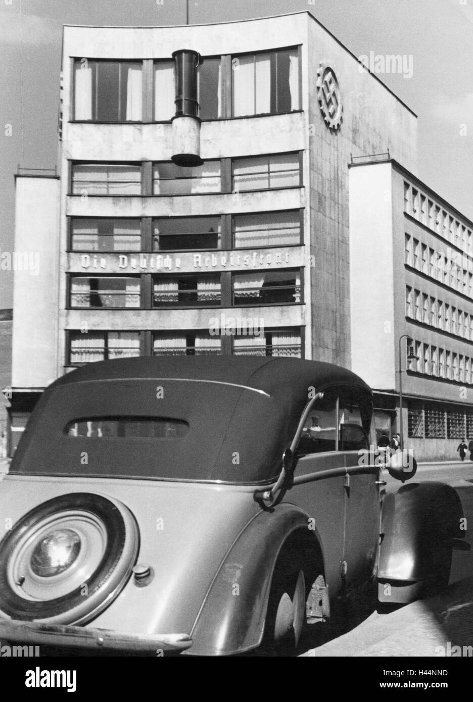 Germania Berlino, Edificio del lavoro tedesco anteriore, il nazismo, città, house, simbolo, logo, DAF, svastica, auto, classic, parcheggio esterno, Foto Stock