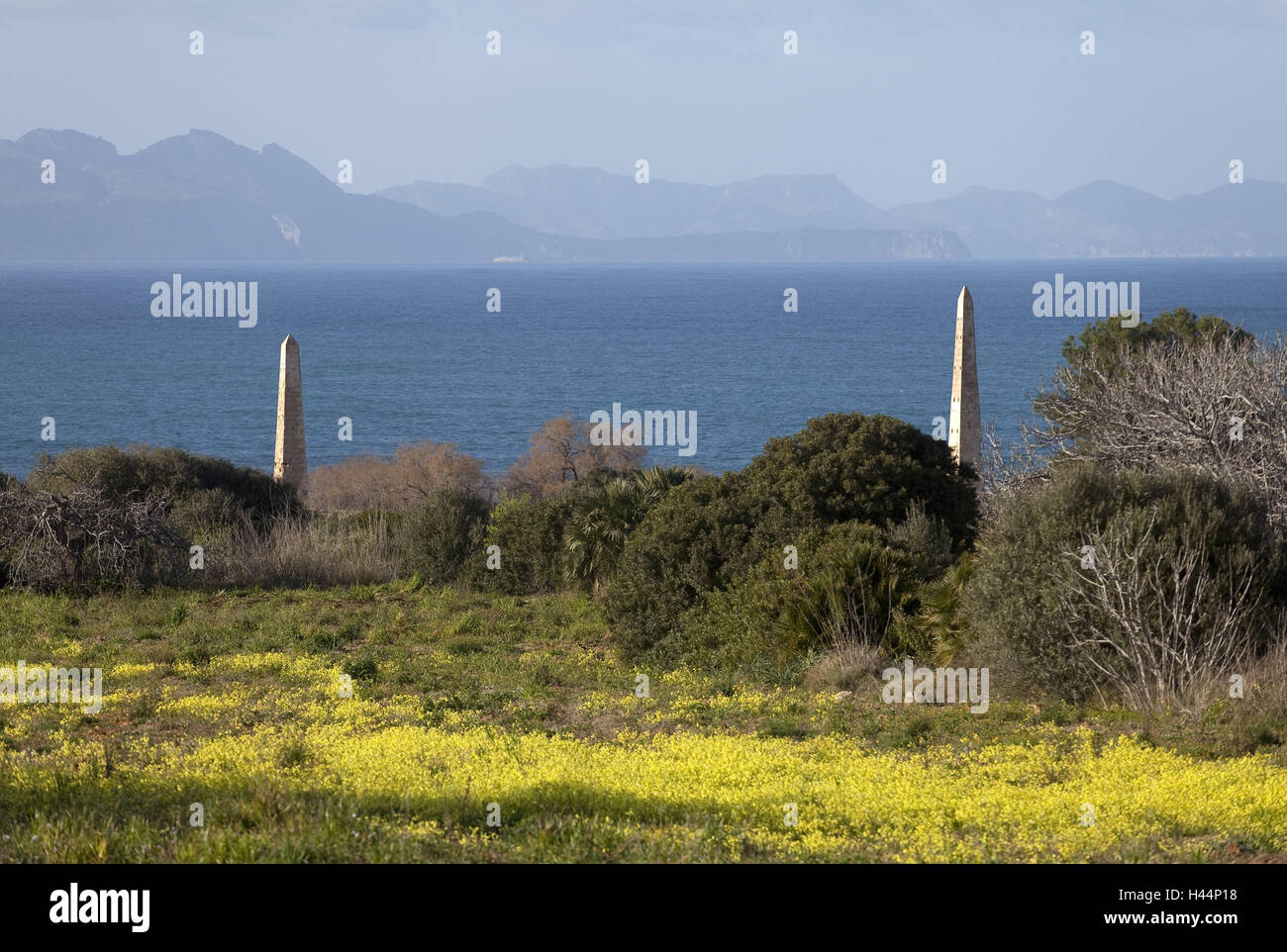 In Spagna, le isole Baleari, isola di Maiorca, Colonia de Sant Pere, Obeliske, flower meadow, Europa, Destinazione Isole Baleari isola, isola del Mediterraneo, Mare, Mare mediterraneo, vista montagne, luogo, fuori, deserte, arbusti, vista mare, opaco, Foto Stock