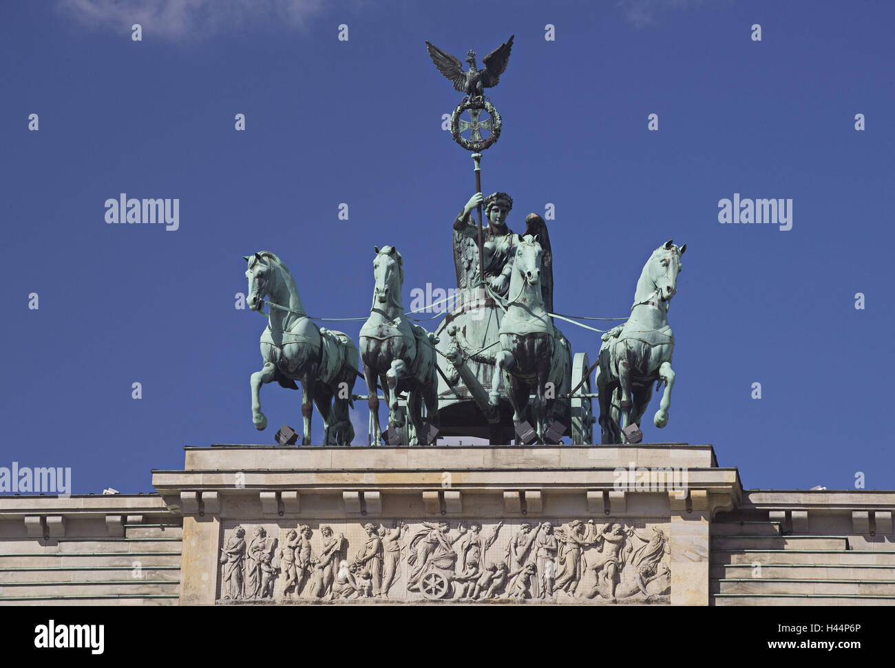 Germania, Berlino, Parigi spazio, la Porta di Brandeburgo, la quadriga, dettaglio, Europa, capitale, città Berlino centro, landmark, luogo di interesse obiettivo la costruzione, turismo, estate, all'esterno, architettura, edilizia, scultura, cielo, Foto Stock