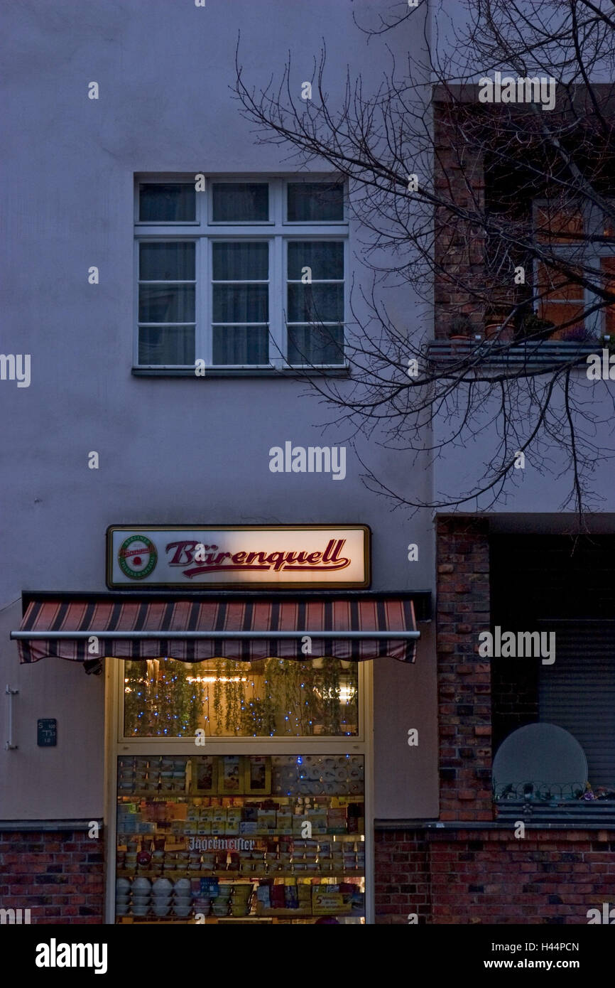 Germania Berlino, Friedrich di grove, negozio di vendita al dettaglio, vetrina, crepuscolo, Foto Stock