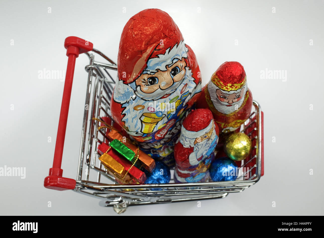 Carrelli di shopping con cioccolato Nicholases da sopra Foto Stock