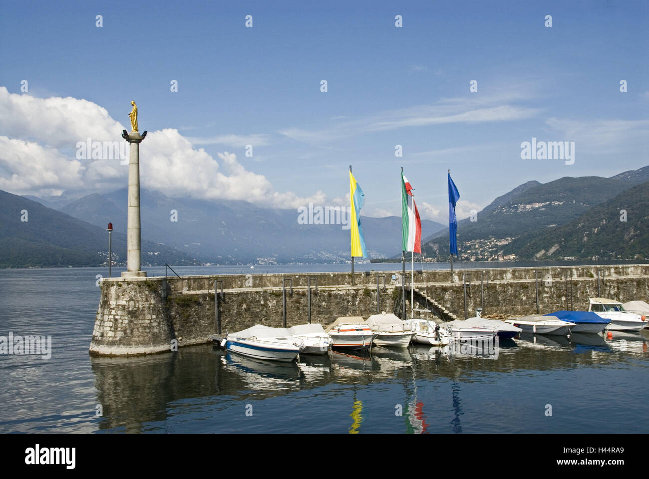 L'Italia, Nord Italia, Lago Maggiore, Lago, Luino, porta ingresso, statua dorata, montagne, Foto Stock