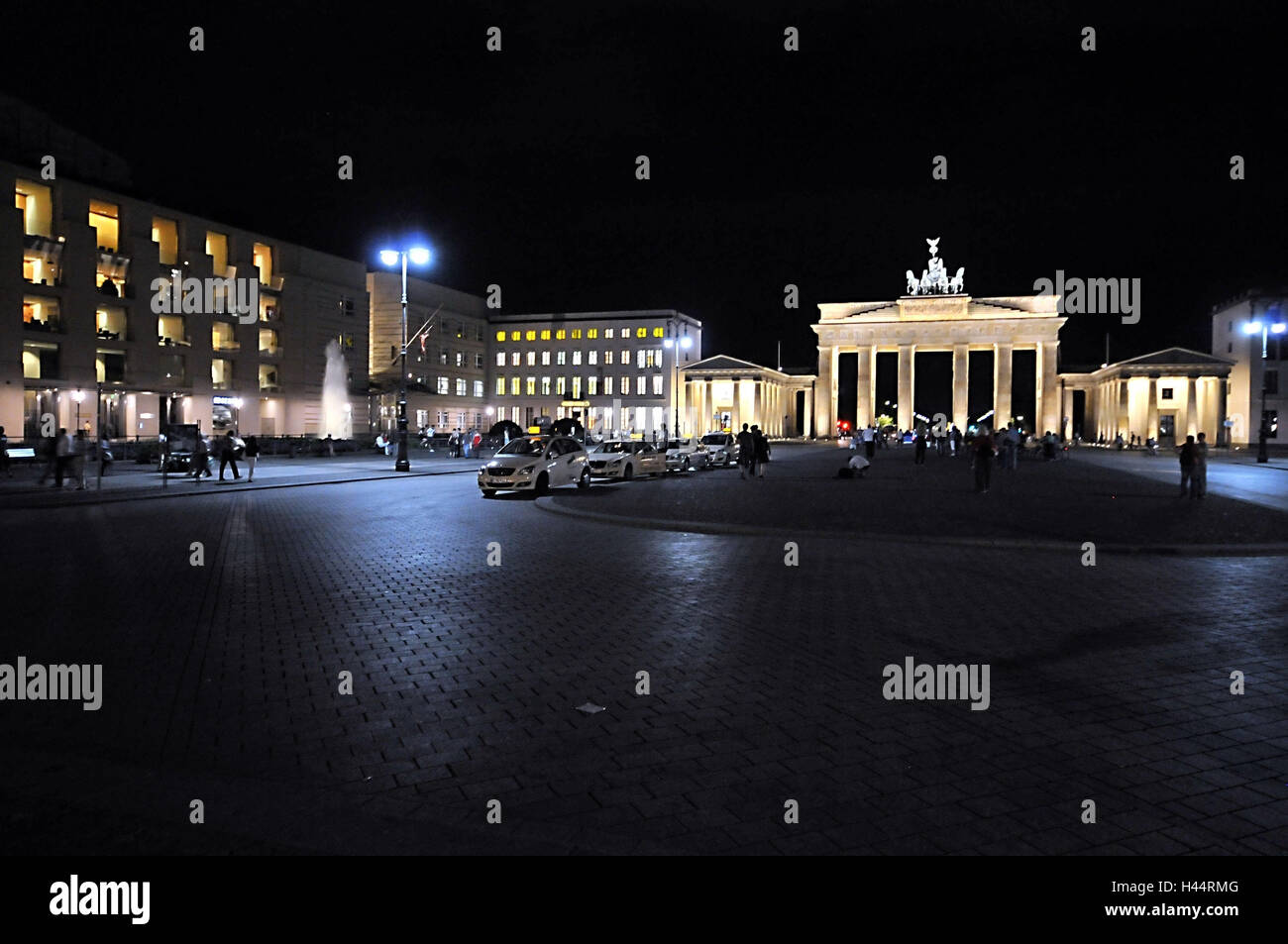 Spazio di Parigi, la Porta di Brandeburgo, notte, Berlino, Germania, Foto Stock